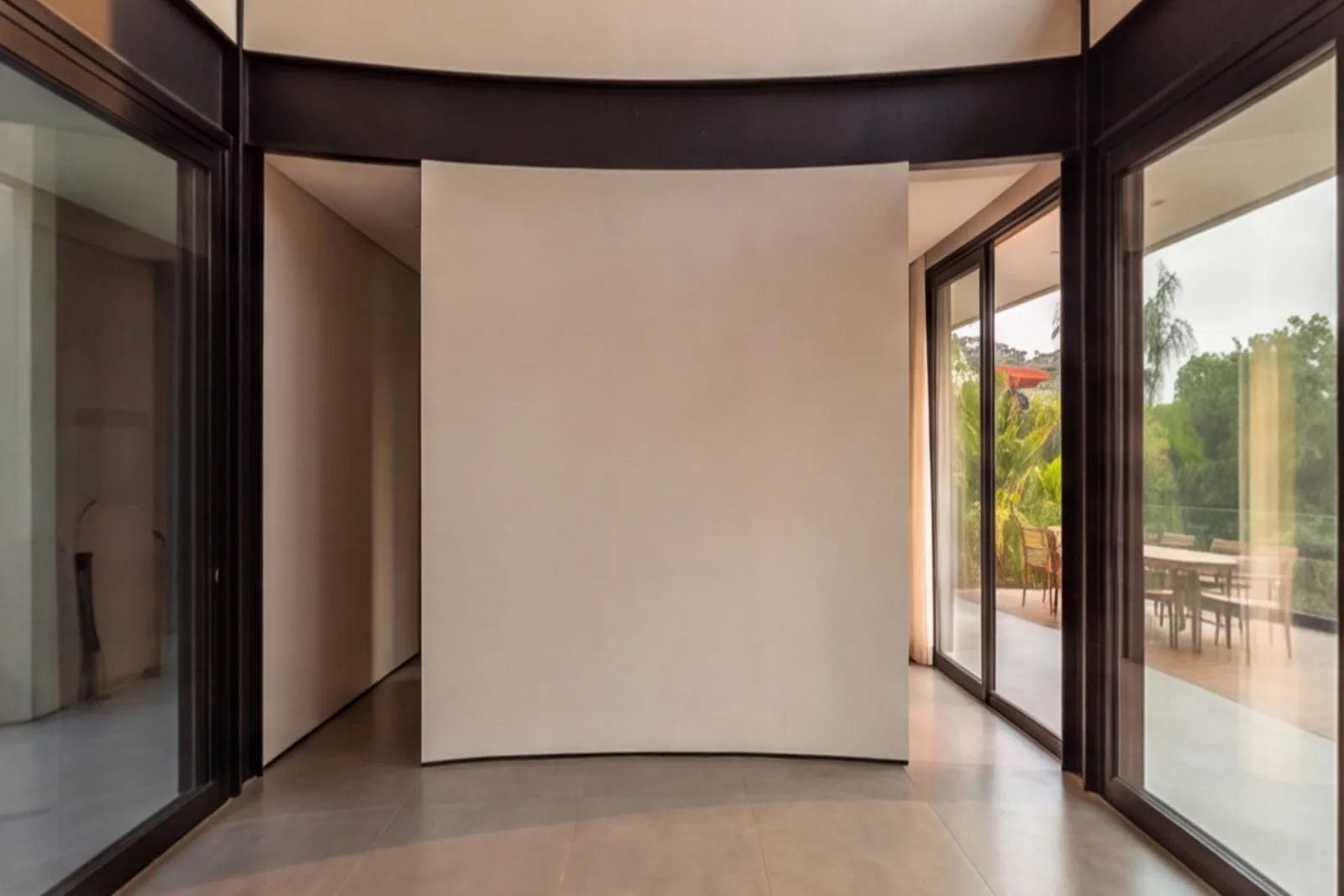 A sala vazia, do jeito que o imóvel é entregue